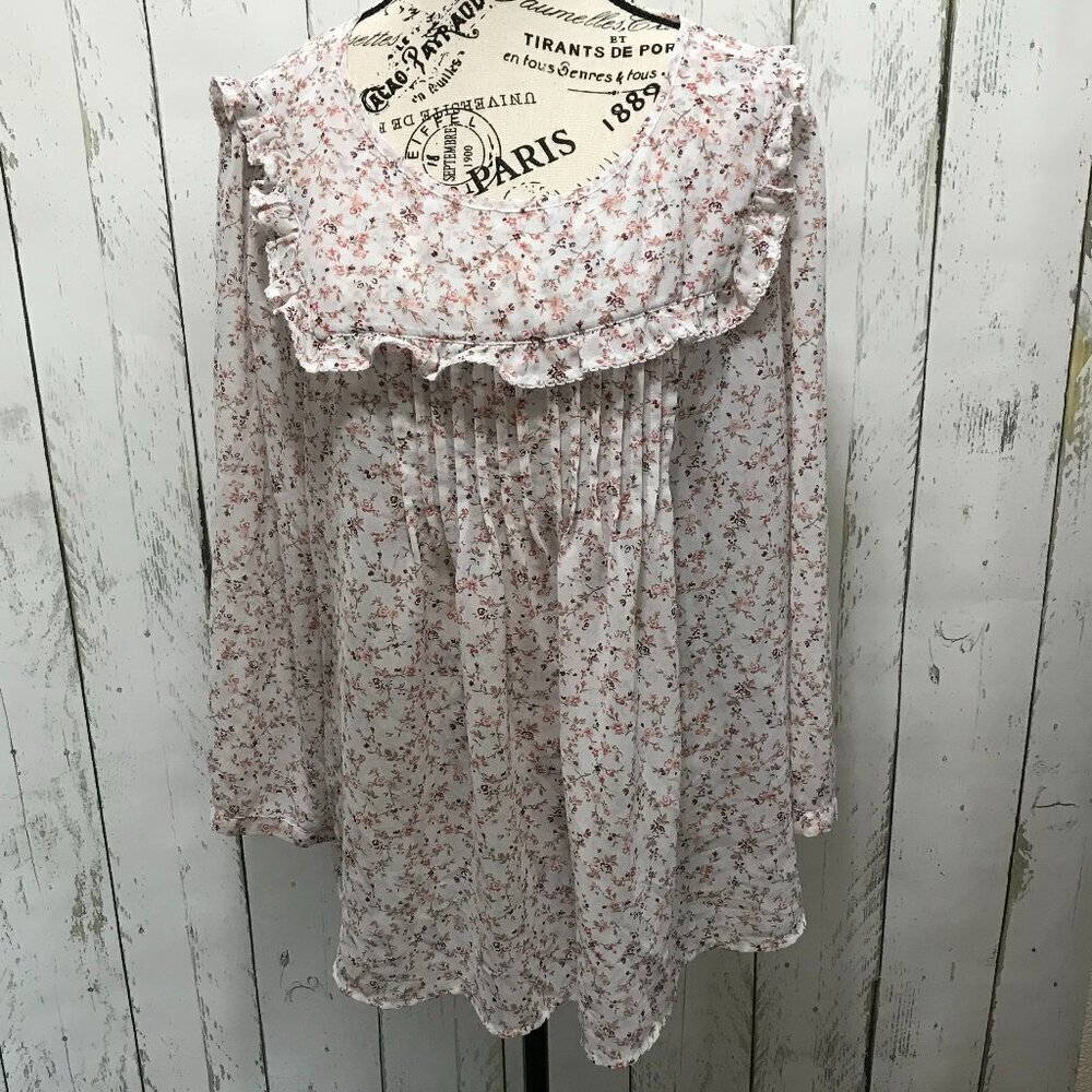 GAP Light weight blouse in a soft floral print.  Size XL With ruffles
